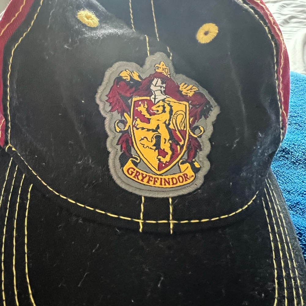 Hat Harry Potter Gryffindor House Fur Pom Burgundy main image 0